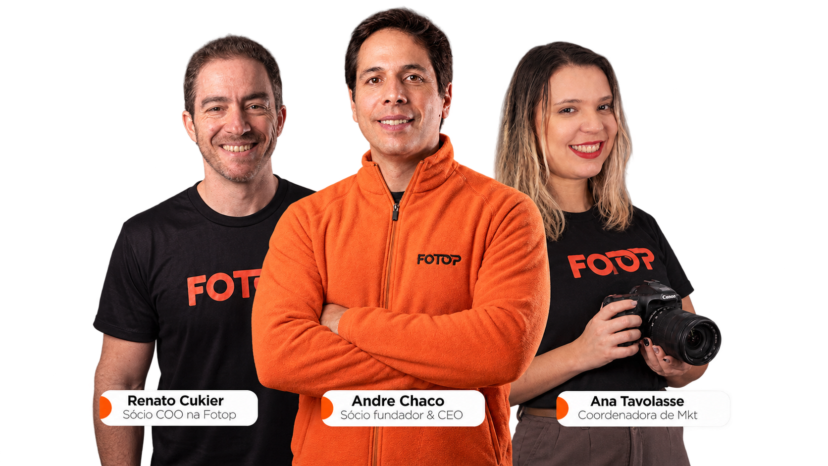 Renato Cukier, sócio COO na Fotop, Andre Chaco, sócio fundador e CEO, e Ana Tavolasse, coordenadora de marketing, que segura uma câmera fotográfica